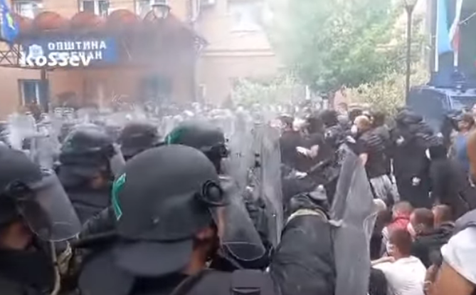 Kosovo: Sukob Srba i KFOR-a, suzavci i šok bombe