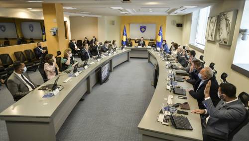 Kosovo uvodi policijski sat, odlaže se školska godina