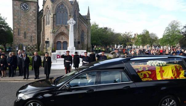 Kovčeg sa tijelom kraljice Elizabete na putu za Edinburgh