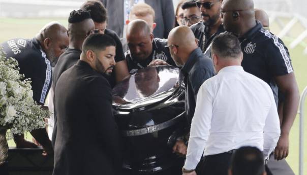 Kovčeg stigao na stadion: Navijači odaju posljednju počast Peleu