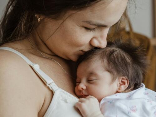 'Koža na kožu' najnježniji i najmoćniji lijek u prvim danima života