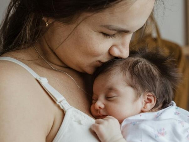 'Koža na kožu' najnježniji i najmoćniji lijek u prvim danima života