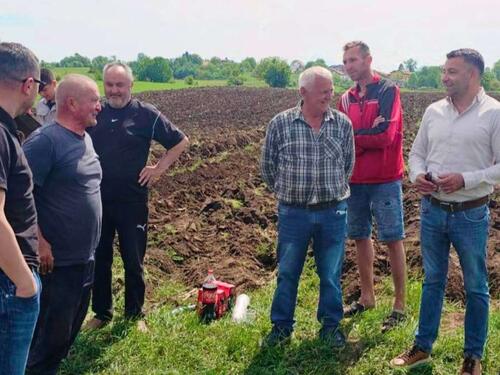 Krajiška sloga oduševila region: Komšiji uzorali 15 hektara zemlje