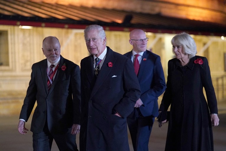 Kralj Charles u Londonu svečano otkrio kipove Elizabete II. i princa Philipa