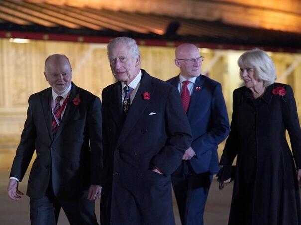 Kralj Charles u Londonu svečano otkrio kipove Elizabete II. i princa Philipa