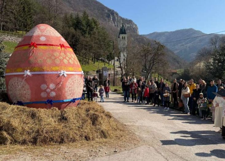 Kraljeva Sutjeska: Otkriveno i blagoslovljeno najveće jaje na Balkanu