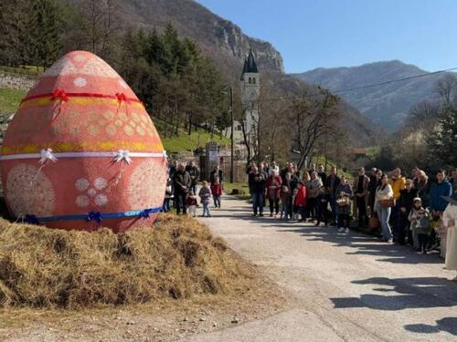 U Kraljevoj Sutjesci otkriveno i blagoslovljeno najveće jaje na Balkanu