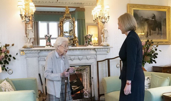 Kraljica potvrdila, Truss i zvanično premijerka