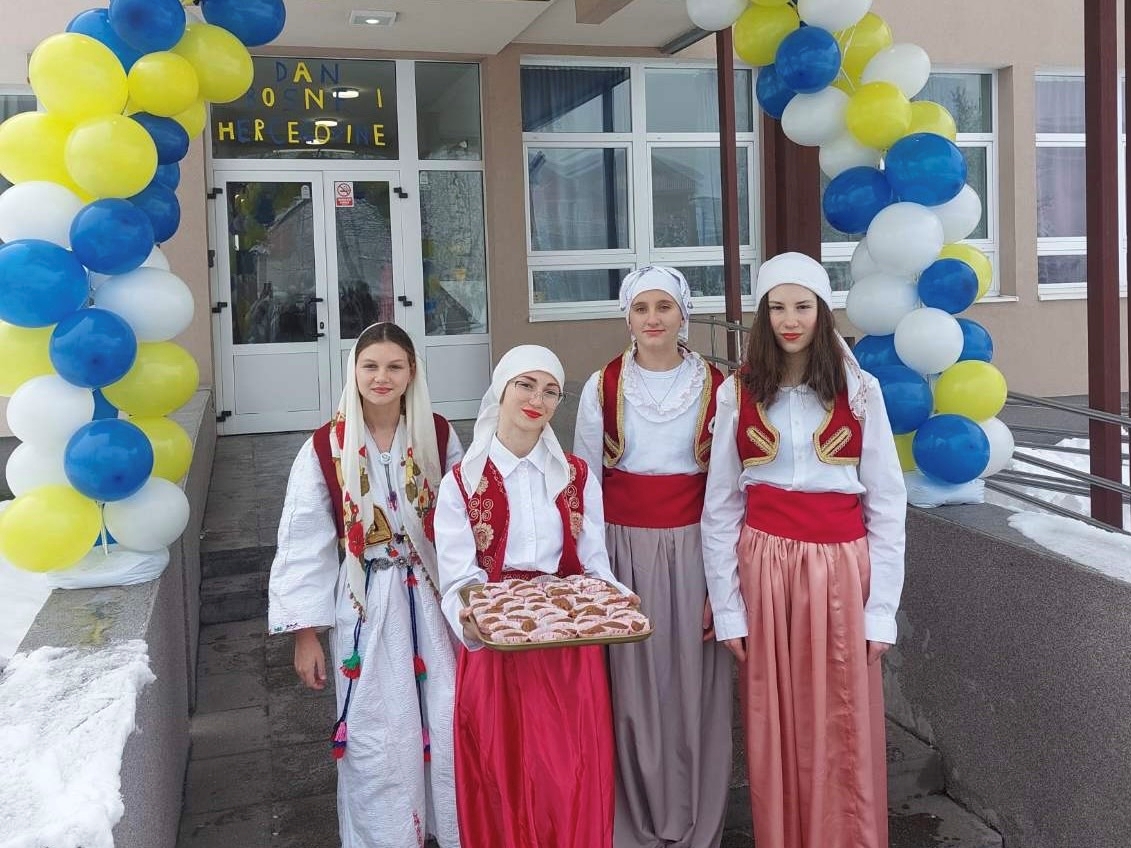 Kreativnost koja inspiriše: Đaci Pete osnovne na Ilidži ispisali najljepšu čestitku domovini