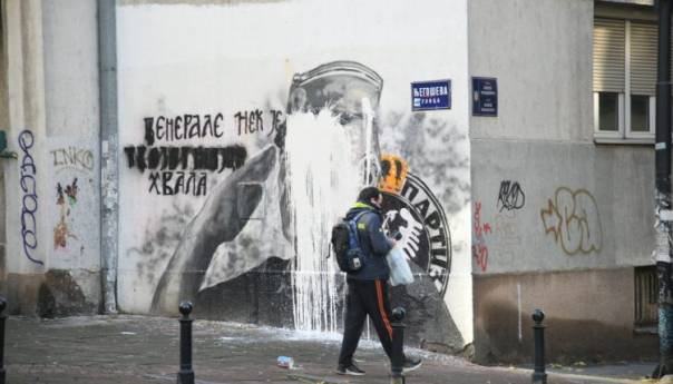 Krečom uništen mural zločincu Mladiću u Beogradu