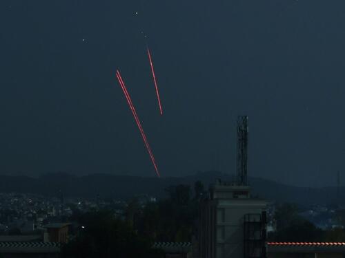 Krhko primirje nakon noćnih borbi između Indije i Pakistana