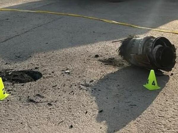 Krhotine presretnutih hutskih raketa pale na Rijad, oštećeni zgrada i vozilo