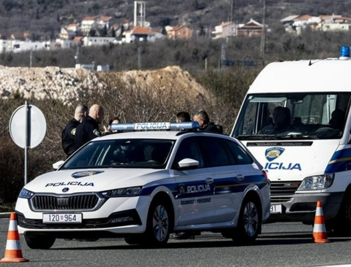 Krijumčar iskočio iz kombija punog migranata u toku vožnje