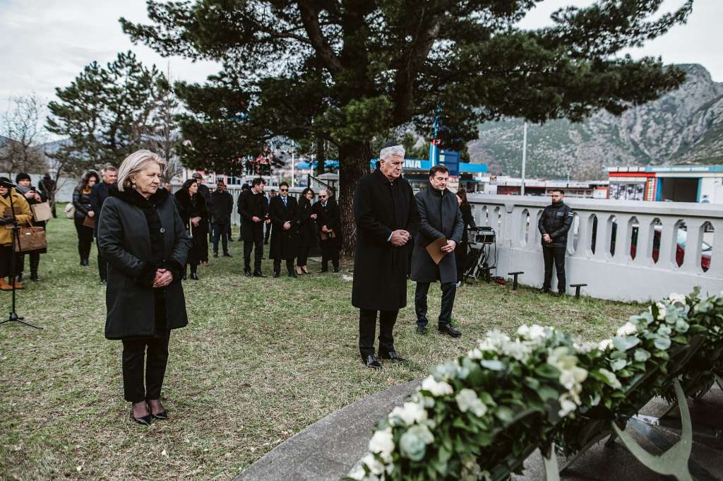 Krišto položila cvijeće na Jevrejskom groblju u Mostaru