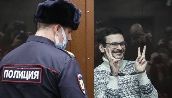 Kritičar ruskog režima osuđen na osam godina zatvora zbog širenja lažnih informacija
