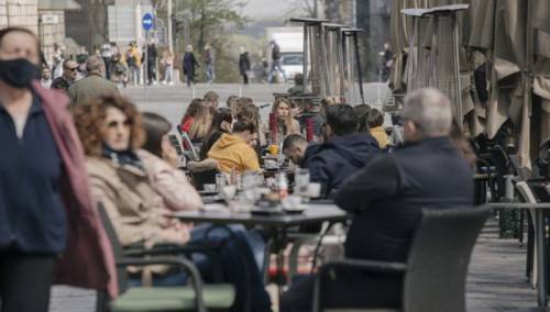 Srbija: Otvaraju se tržni centri, a učenici se vraćaju u škole