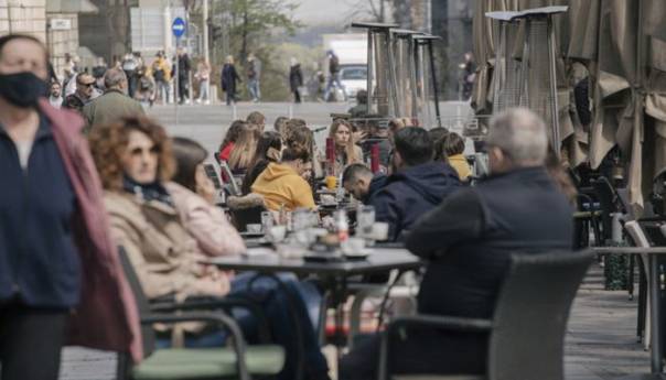 Srbija: Otvaraju se tržni centri, a učenici se vraćaju u škole