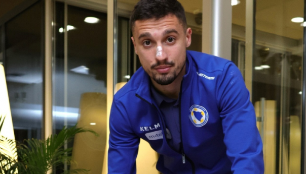 Krunićev potpisan dres sa utakmice protiv Islanda za liječenje Miloša Božovića