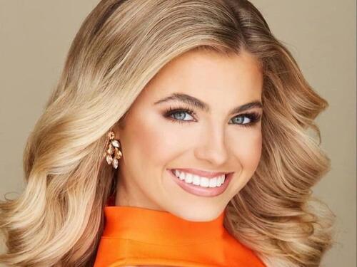 Krunisana Miss Amerike 2025.