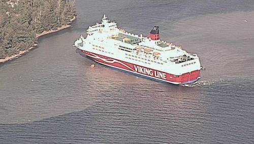 Kruzer s blizu 300 osoba se nasukao između Finske i Švedske