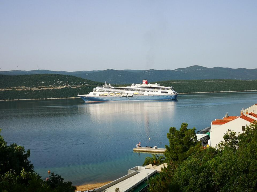 Kruzer sa 1.000 putnika uplovio u Neum, protest građana 