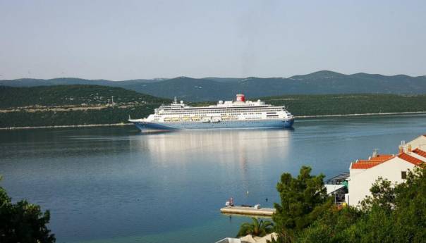 Kruzer sa 1.000 putnika uplovio u Neum, protest građana
