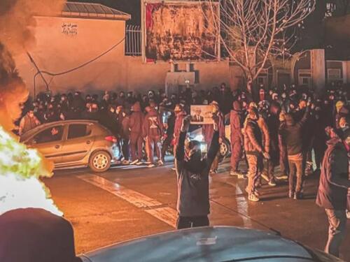 Krvavi protesti u Iranu: Režim prijeti, SAD razmatra vojnu opciju