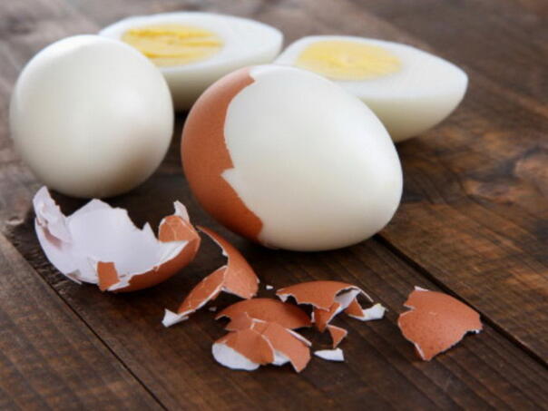 Kuhano jaje ogulite na jednostavan način u jednom potezu