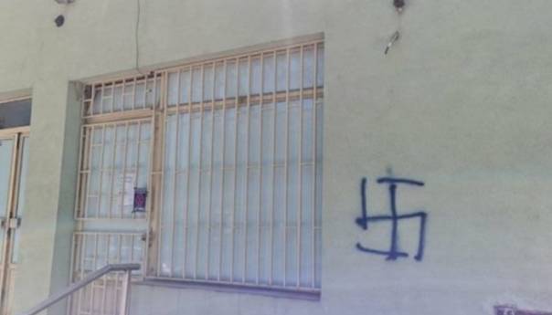 Kukasti krst iscrtan na zgradi Islamske zajednice u Novom Sadu