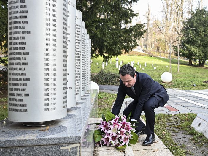 Kurti položio cvijeće na Spomen-obilježje ubijenoj djeci Sarajeva