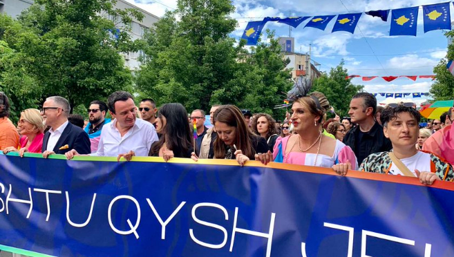 Albin Kurti predvodio Paradu ponosa u Prištini