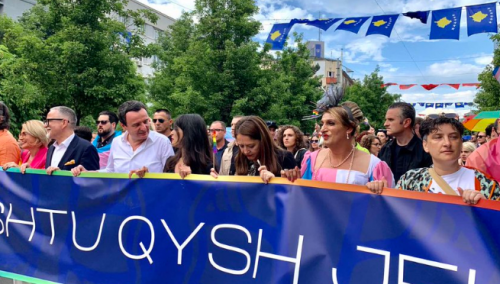Albin Kurti predvodio Paradu ponosa u Prištini