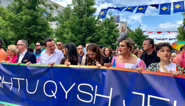 Albin Kurti predvodio Paradu ponosa u Prištini