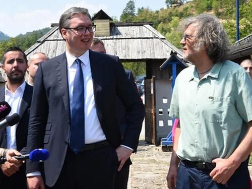 Kusturica tvrdi da se Vučić okružio ‘klaunima’ i unazadio Srbiju
