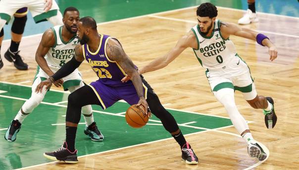 LA Lakersi slavili u derbiju protiv Boston Celticsa