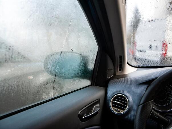 Lagan trik kojim ćete ujutro odmagliti stakla na automobilu