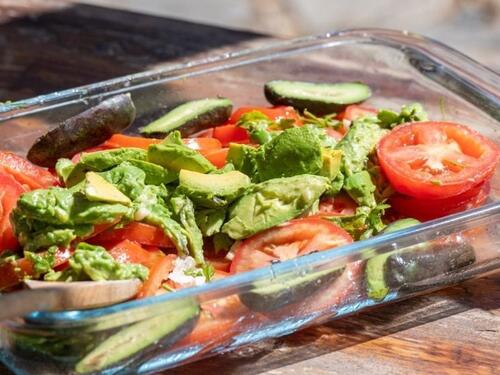 Lagana salata sa piletinom i fetom koju možete da jedete čitavo ljeto