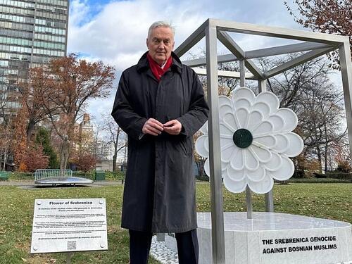 Lagumdžija pored spomenika "Cvijet Srebrenice" u Njujorku