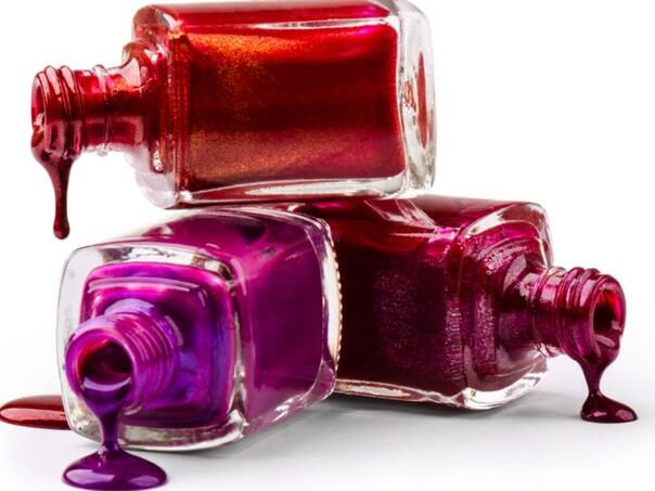 Lak za nokte završio na odjeći ili namještaju? Evo kako ga sigurno ukloniti