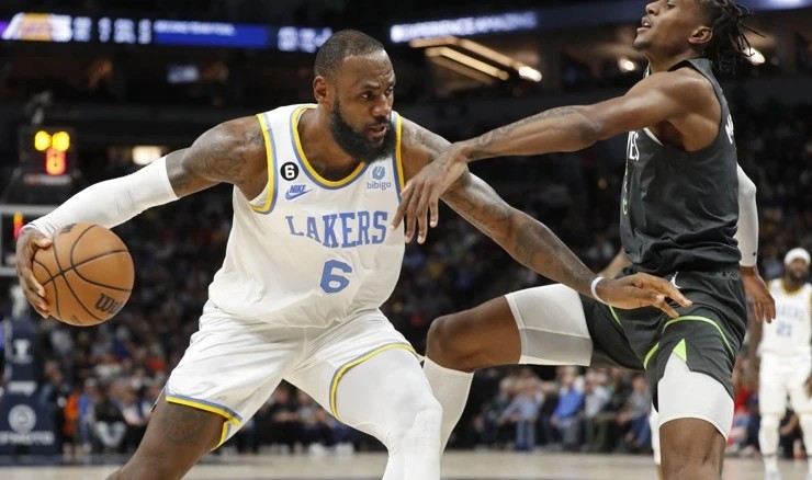 Lakersi izjednačili najgori start, James preskočio Malonea