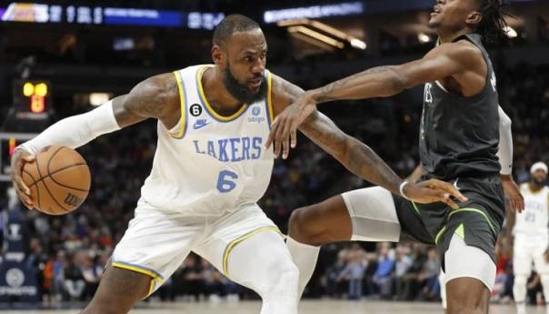 Lakersi izjednačili najgori start, James preskočio Malonea