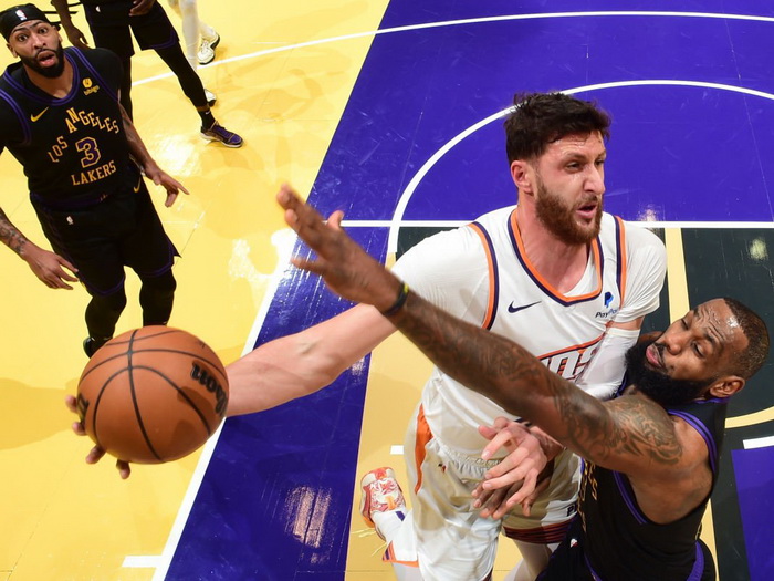 Lakersi pobijedili Sunse, Nurkić pružio najlošiju partiju sezone