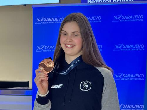 LANA PUDAR - TREĆA NA SVIJETU