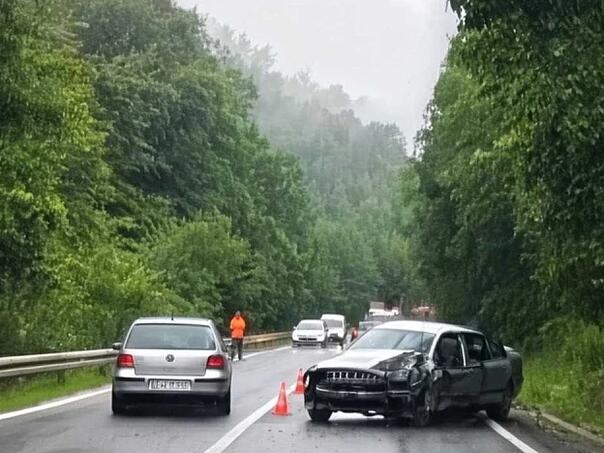 Lančani sudar kod Semizovca: Povrijeđene četiri osobe