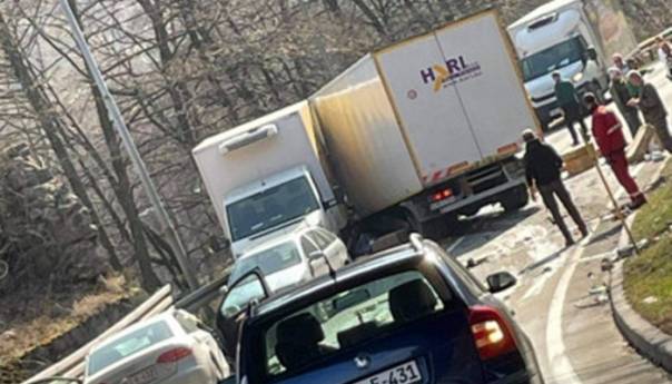 Lančani sudar u Lašvi kod Zenice, povrijeđena jedna osoba