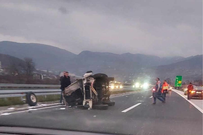 Land Rover se prevrnuo na autoputu kod Zenice