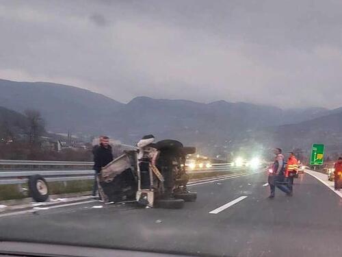 Land Rover se prevrnuo na autoputu kod Zenice