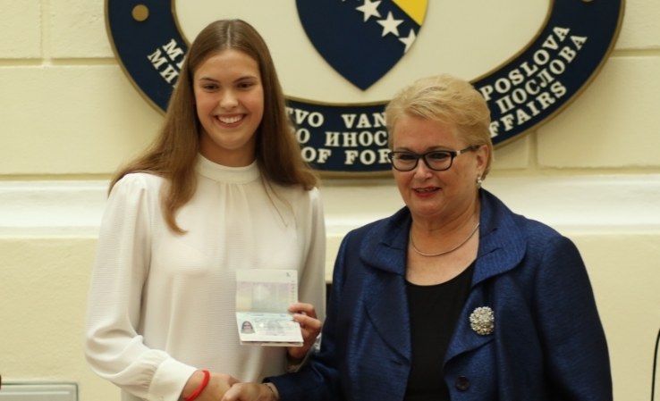 Lani Pudar uručen diplomatski pasoš Bosne i Hercegovine