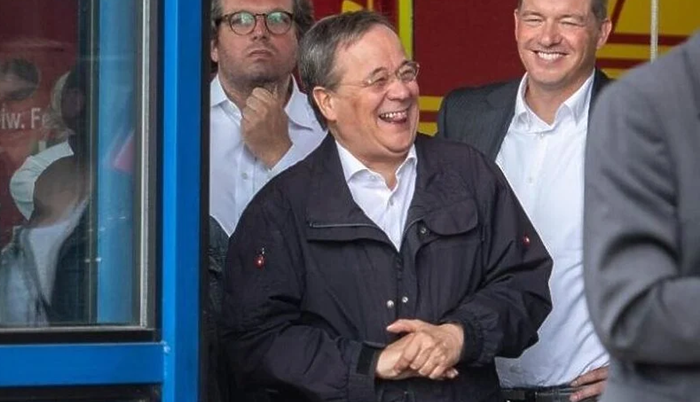 Laschet se smijao tokom obilaska poplavljenih područja