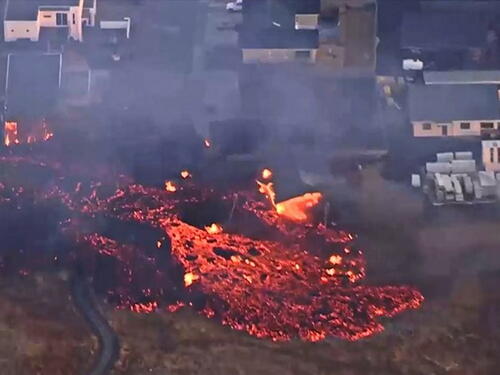 Lava guta grad na Islandu, gore kuće, ljudi evakuisani
